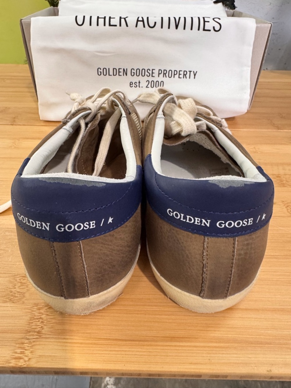 Golden Goose Box with Milk/Taupe/Dark Blue Label - Picture 3 of 9
